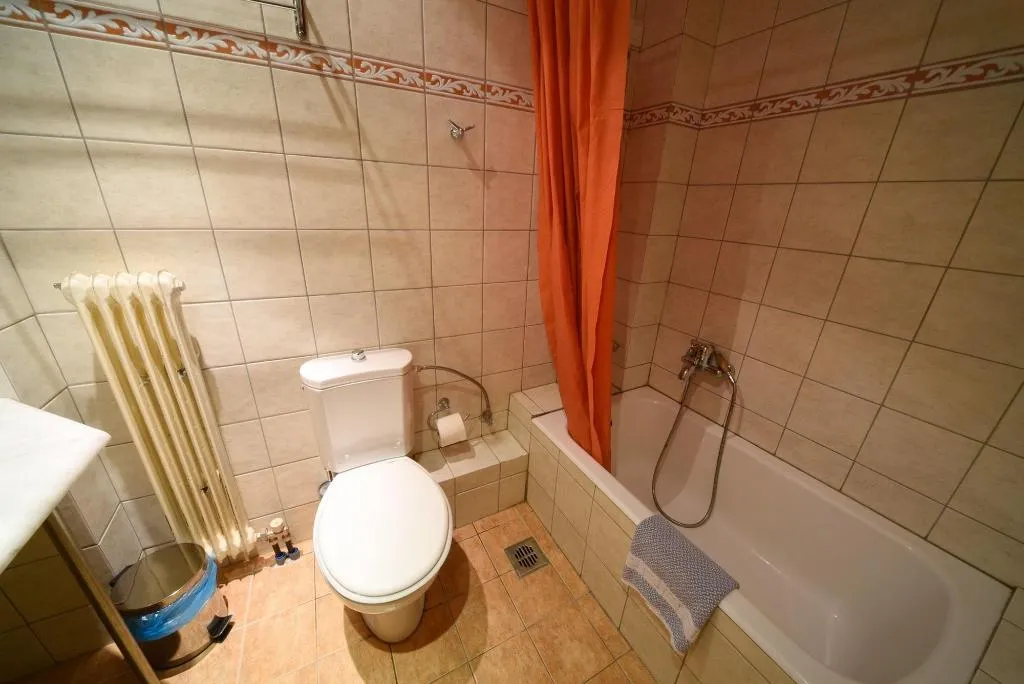 Room, Mont Helmos, Athens