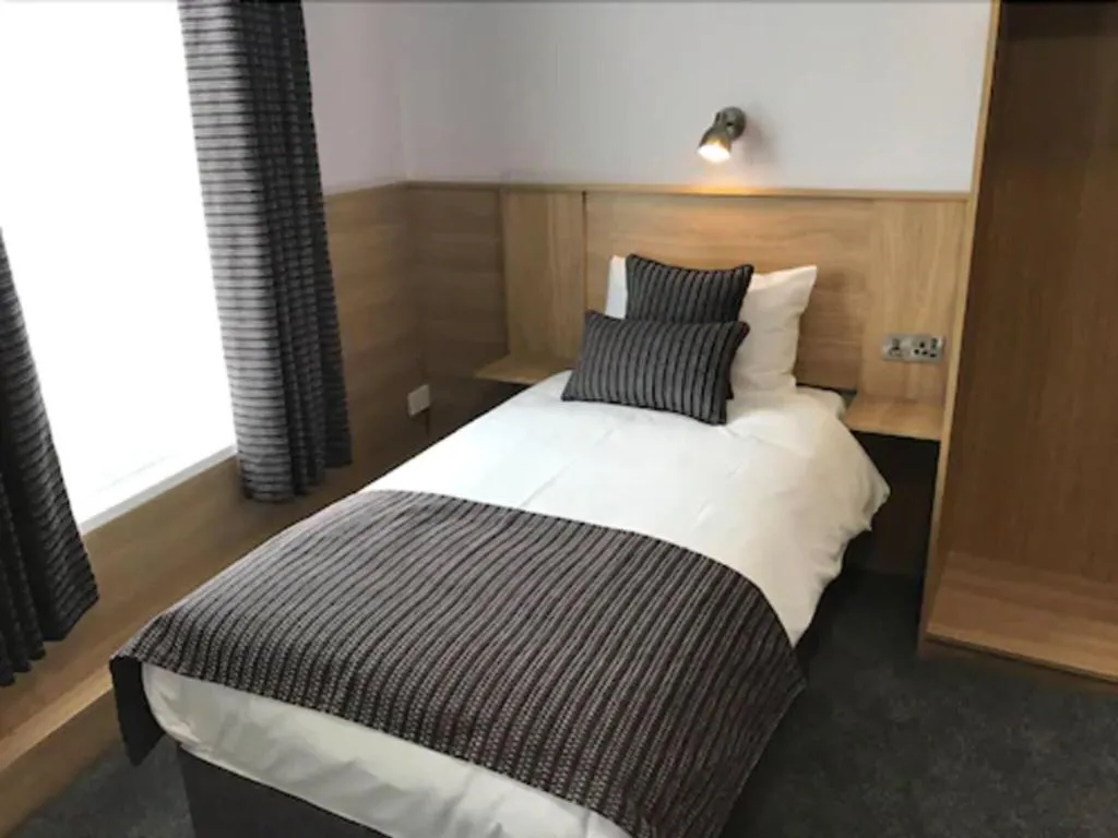 SINGLE STANDARD Room, Kennedy's Pub Drumcondra, Dublin