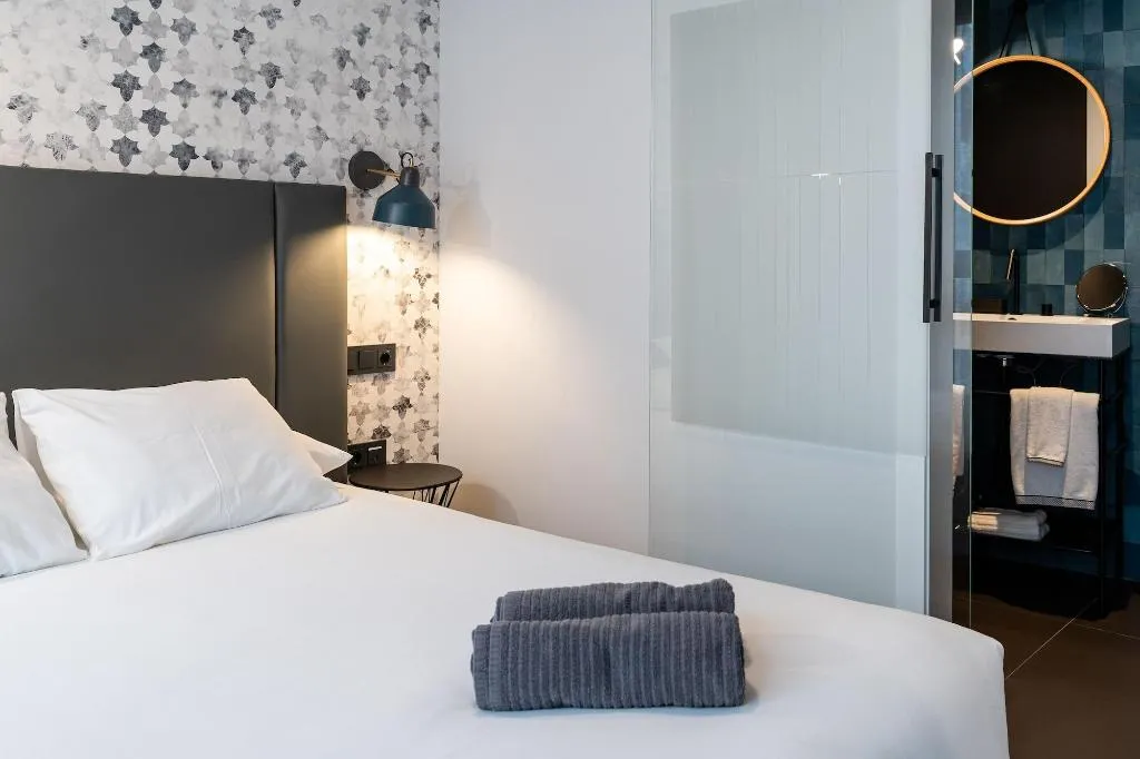Room, Welldone Quality-Crystal Pool, Seville