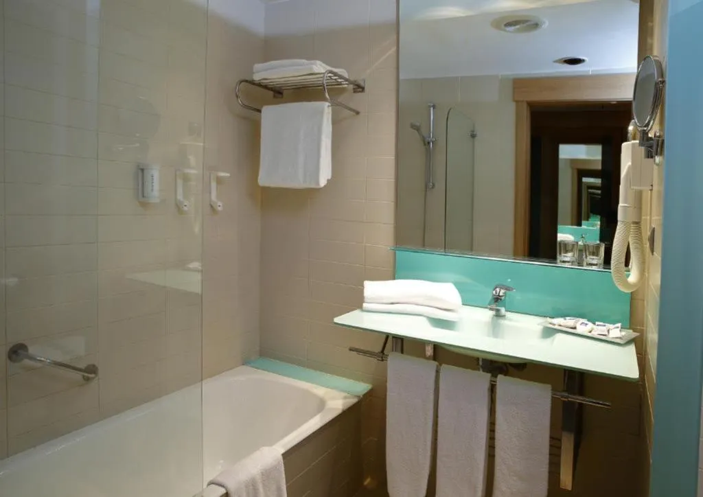 DOUBLE CONNECTING ROOM Room, Eurohotel Castello, Valencia
