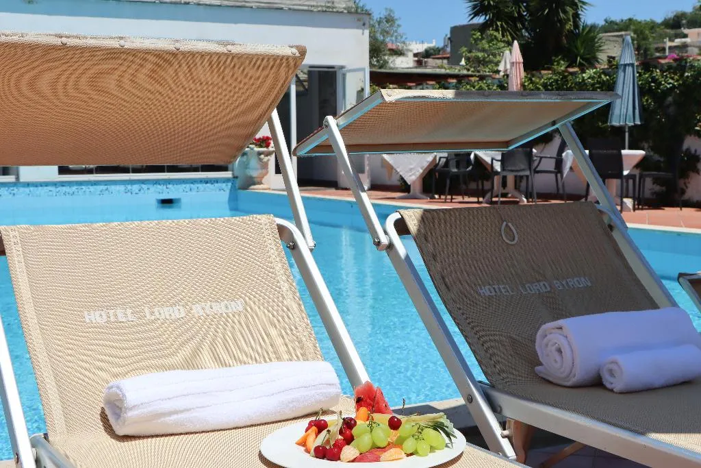 Pool, Lord Byron, Naples