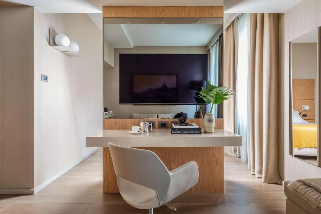 JUNIOR SUITE QUEEN SIZE BED Room, Hotel Cristoforo Colombo – Preferred Hotels & Res, Milan
