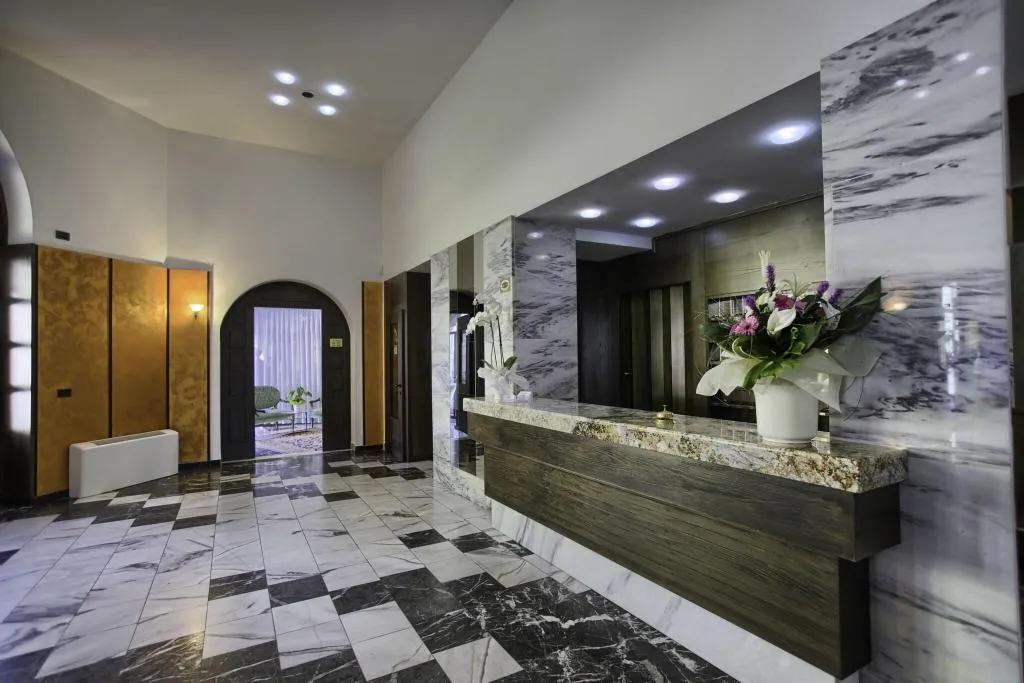 Lobby, Sole, Milan