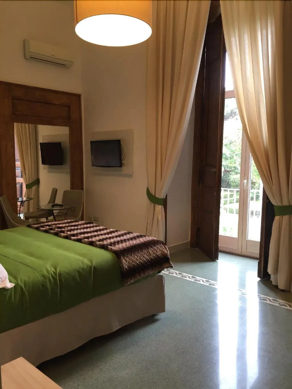 Room, B&B Napolimilionaria, Naples