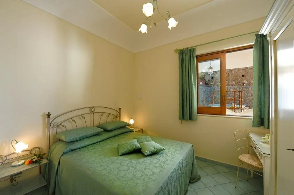 Room, La Sorgente Del Sole, Naples