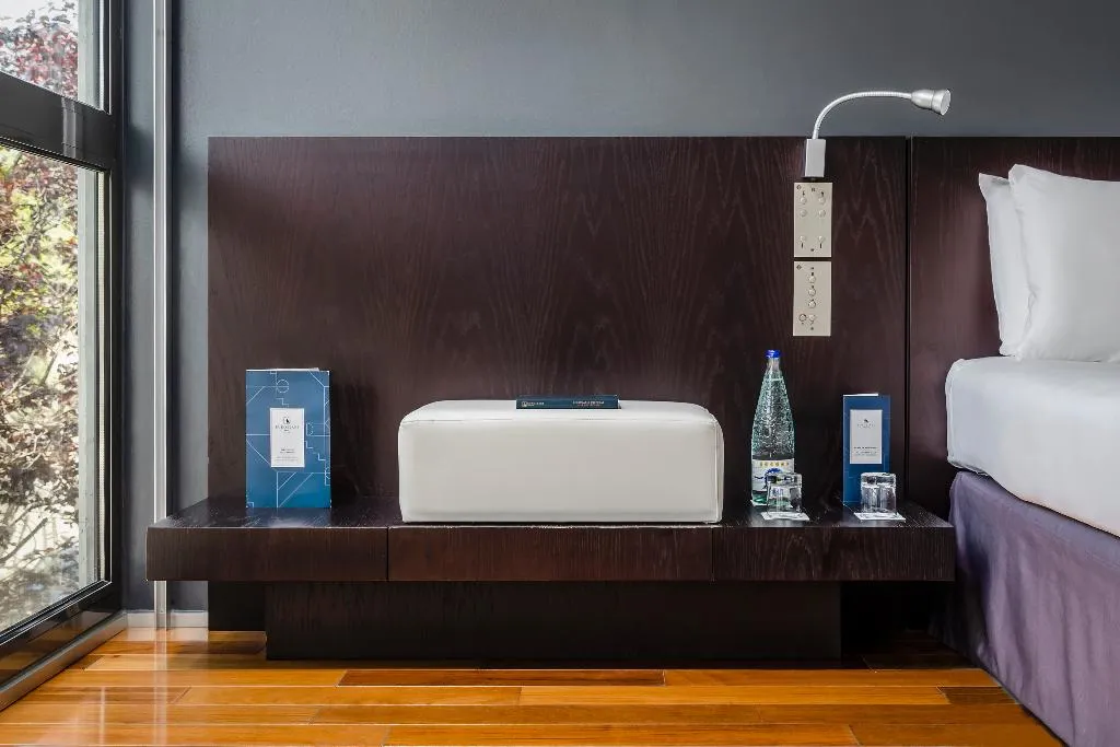 Room, Ikonik Angli, Barcelona