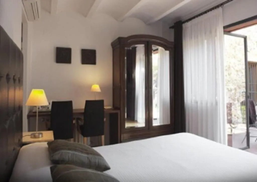 Room, Mont-Sant, Valencia