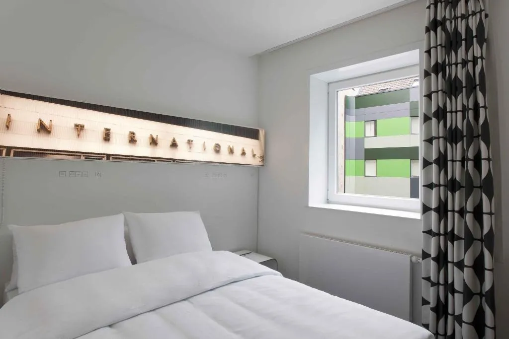 DOUBLE SINGLE USE STANDARD Room, Gat Point Charlie, Berlin