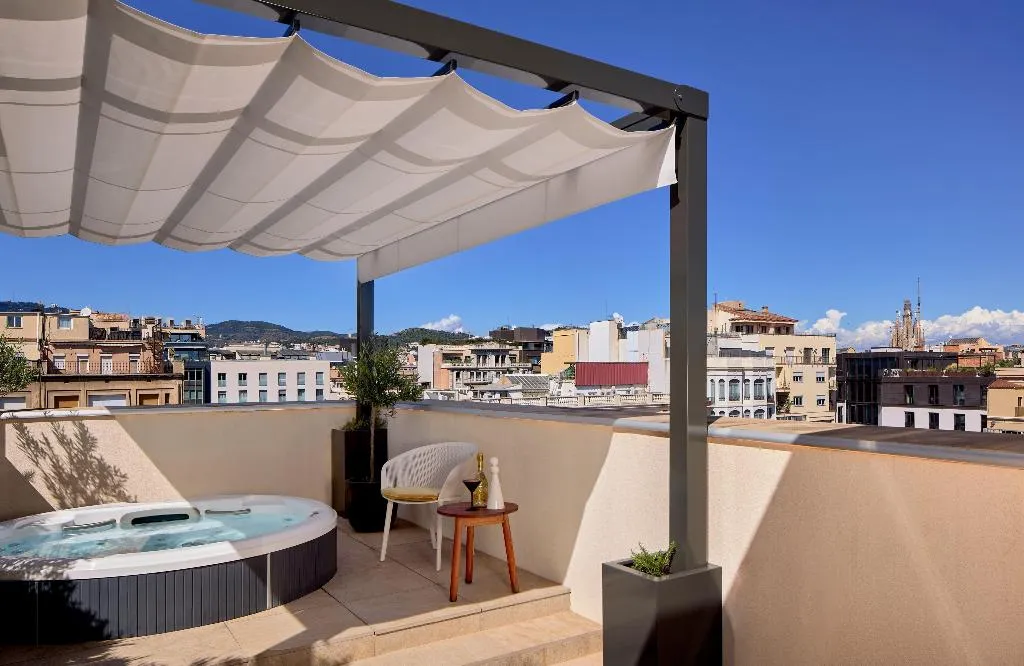 SUITE WITH JACUZZI Room, ME Barcelona, Barcelona