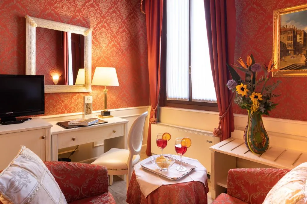 JUNIOR SUITE CANAL VIEW Room, Duodo Palace, Venice