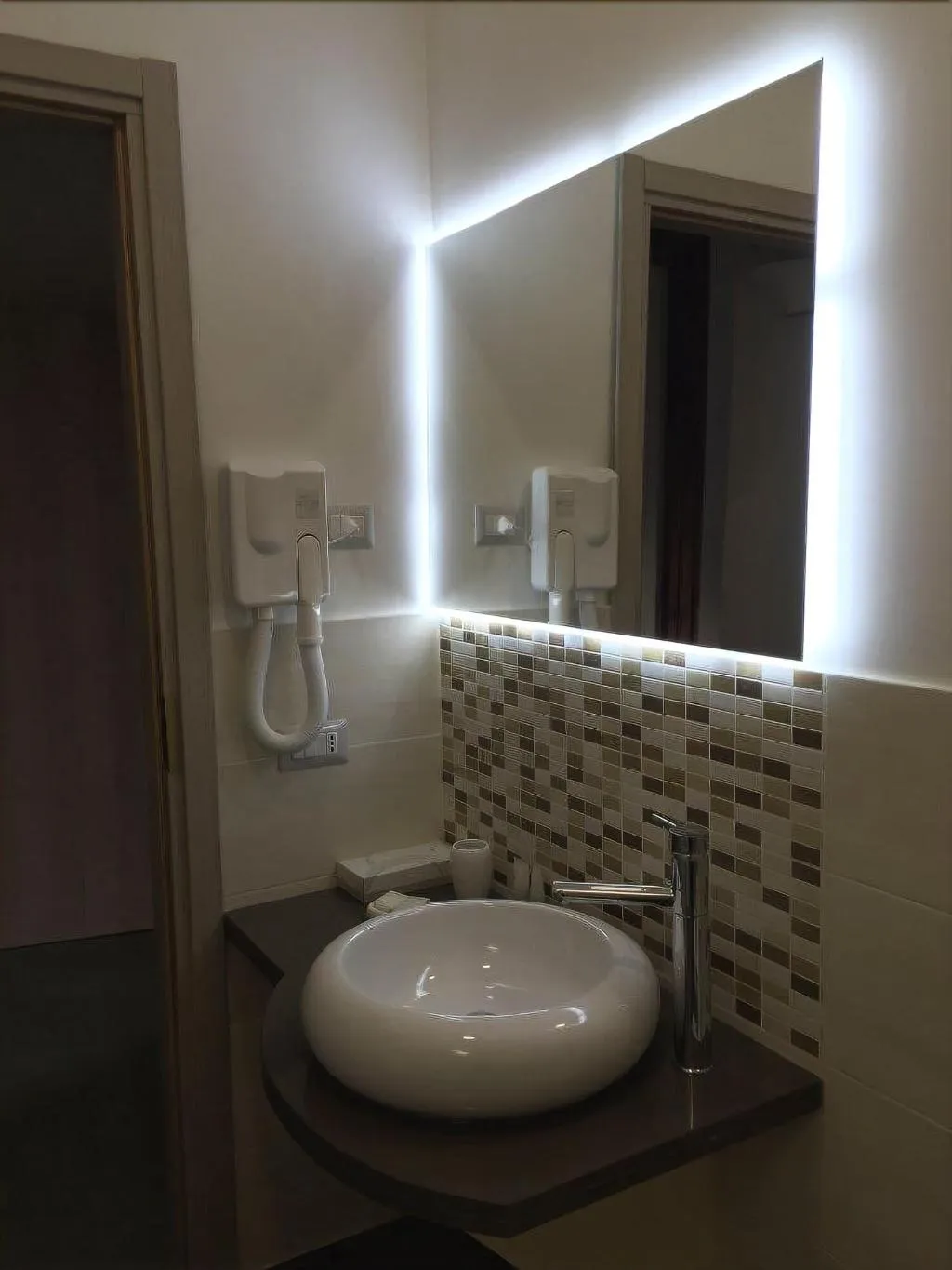 Room, B&B Napolimilionaria, Naples