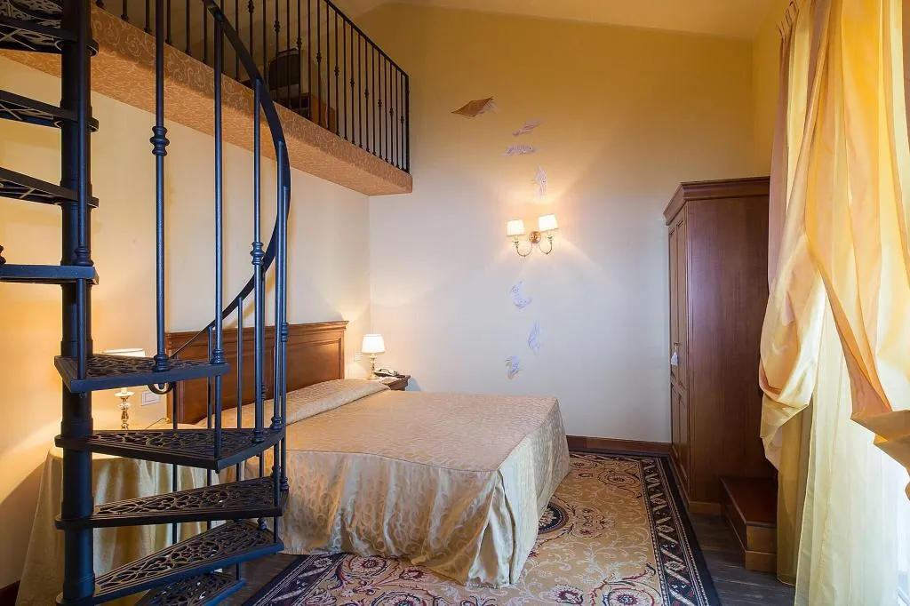 Room, Serenella, Milan