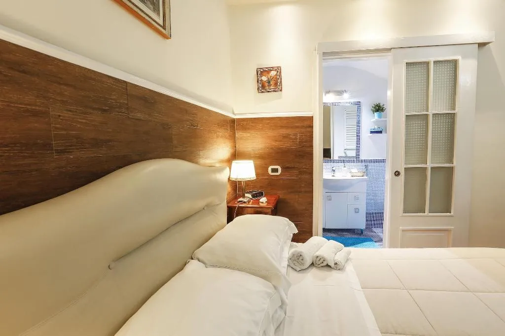 Room, Home Marty, Naples
