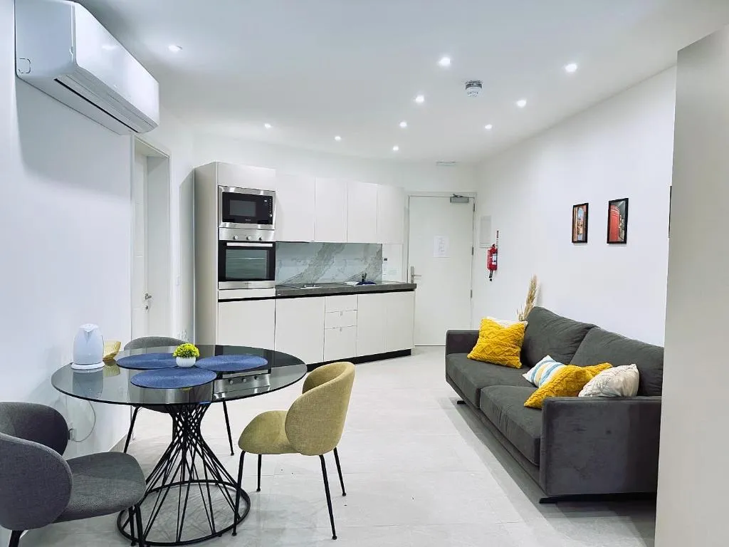 APARTMENT WITH BALCONY Room, The Central Guesthouse, Malta