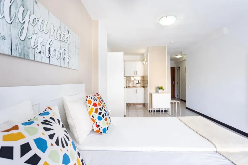 Room, Comodoro, Tenerife