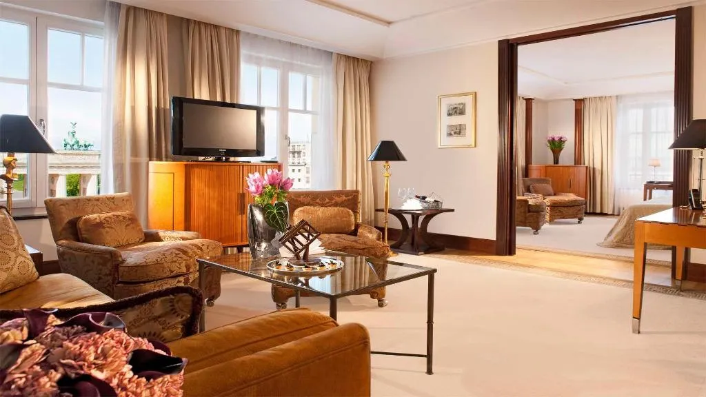 SUITE WITH VIEWS Room, Adlon Kempinski Berlin, Berlin