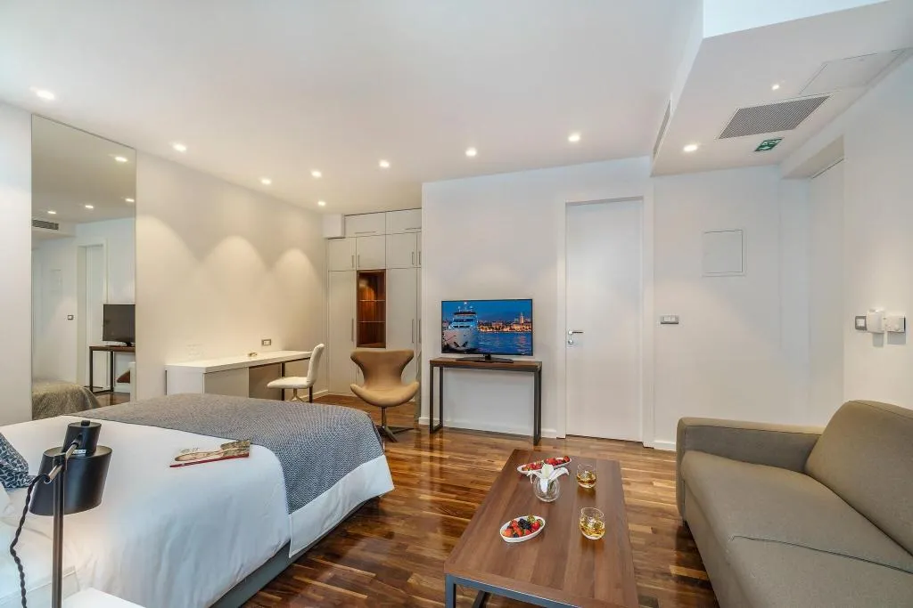 Room, Oasis Life, Split