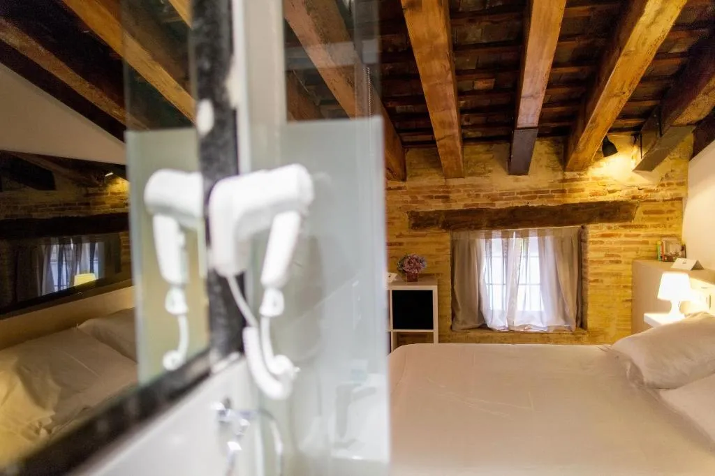 Room, Host & Home, Valencia
