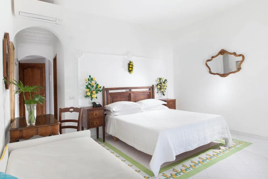Room, Smeraldo, Naples