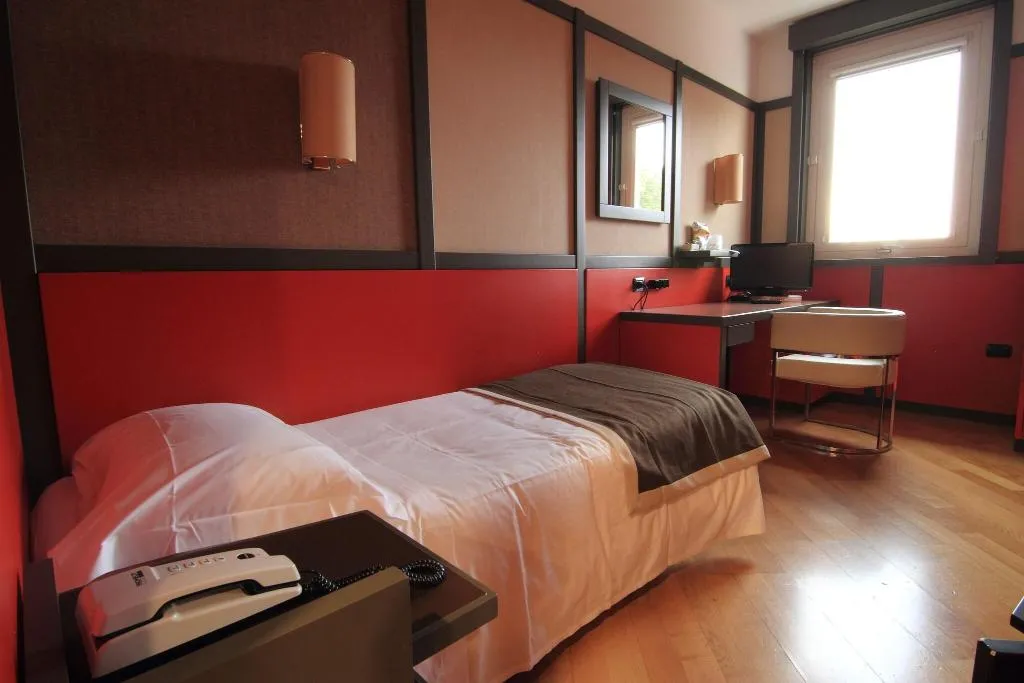 TWIN STANDARD Room, Metro, Milan
