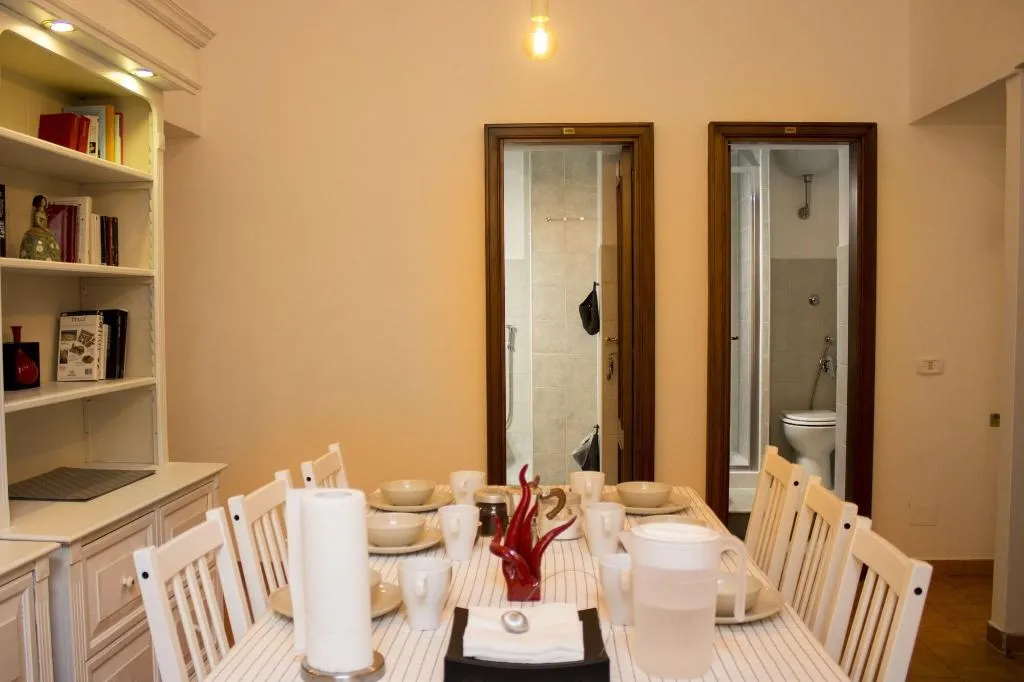 Room, Sui Tetti Di Napoli, Naples
