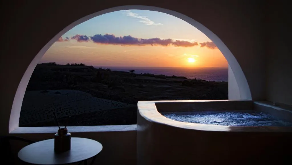SUITE WITH JACUZZI WITH VIEWS Room, Aplai Dome, Santorini