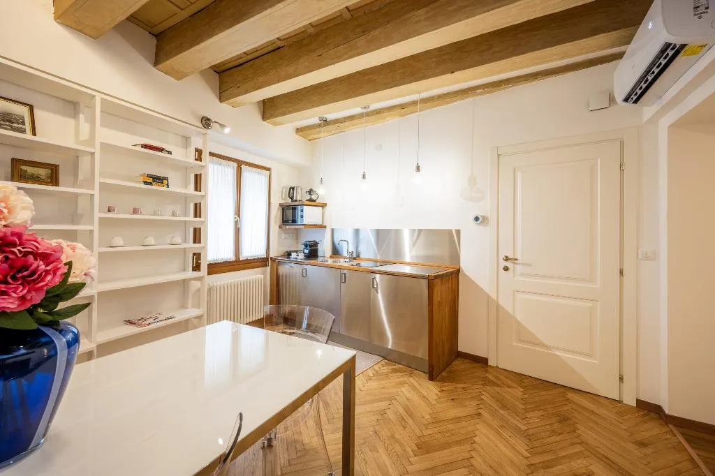 APARTMENT ONE BEDROOM TWO BATHROOMS Room, Palazzo Paruta, Venice