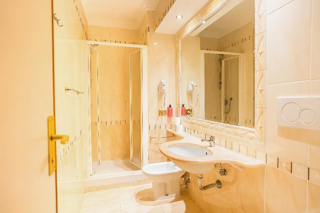 FAMILY ROOM CAPACITY 5 Room, Ostello Bello Roma Colosseo, Rome