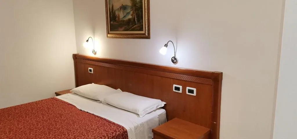Room, Angelica, Naples