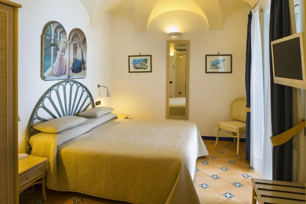 DOUBLE QUEEN SIZE BED Room, Bellevue, Naples