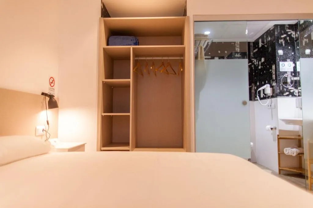 Room, Host & Home, Valencia
