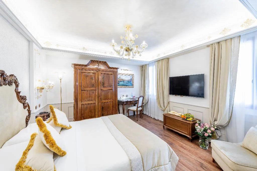 Double or Twin SUPERIOR Room, Monaco and Grand Canal, Venice