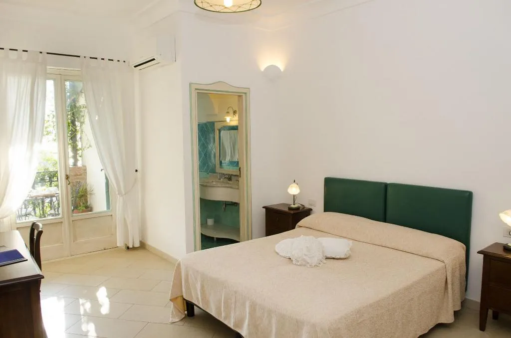 Room, Il Pertuso, Naples