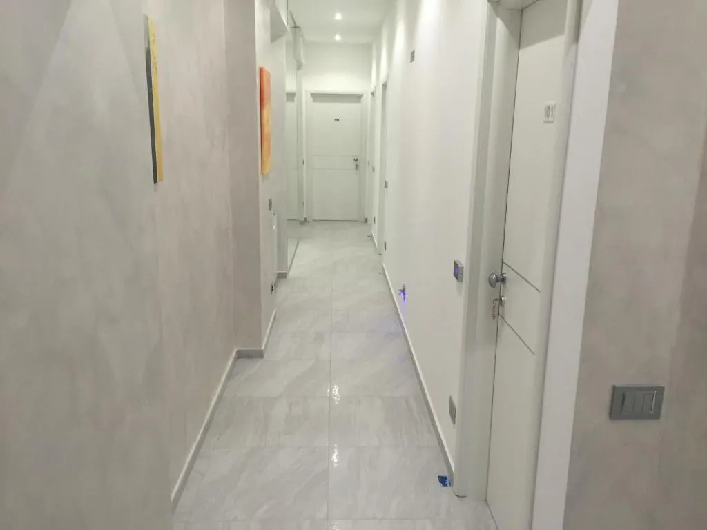 Lobby, Picaflor, Milan