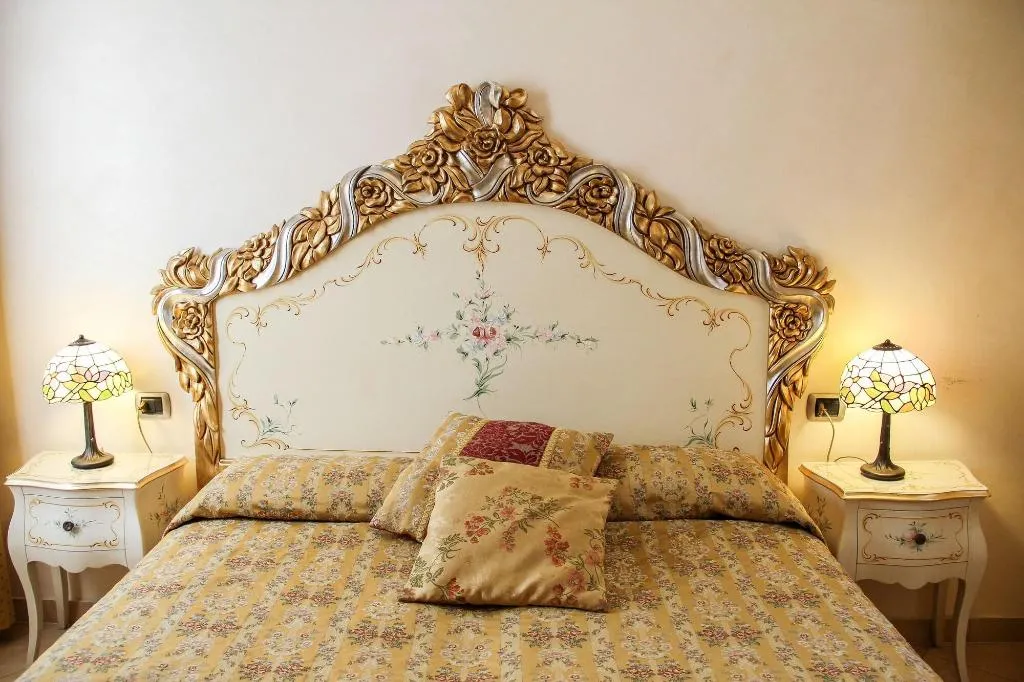 Room, Angeles Inn, Venice