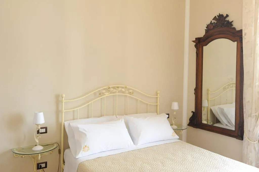 Room, Residenza Borbonica, Naples