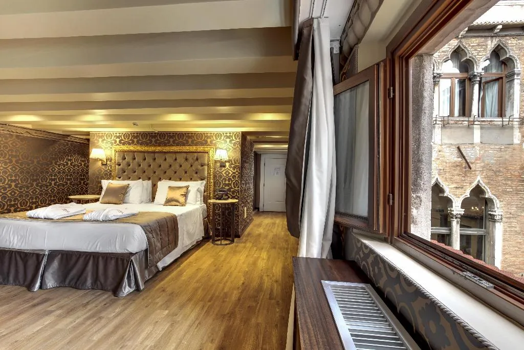 JUNIOR SUITE STANDARD Room, Dona Palace, Venice