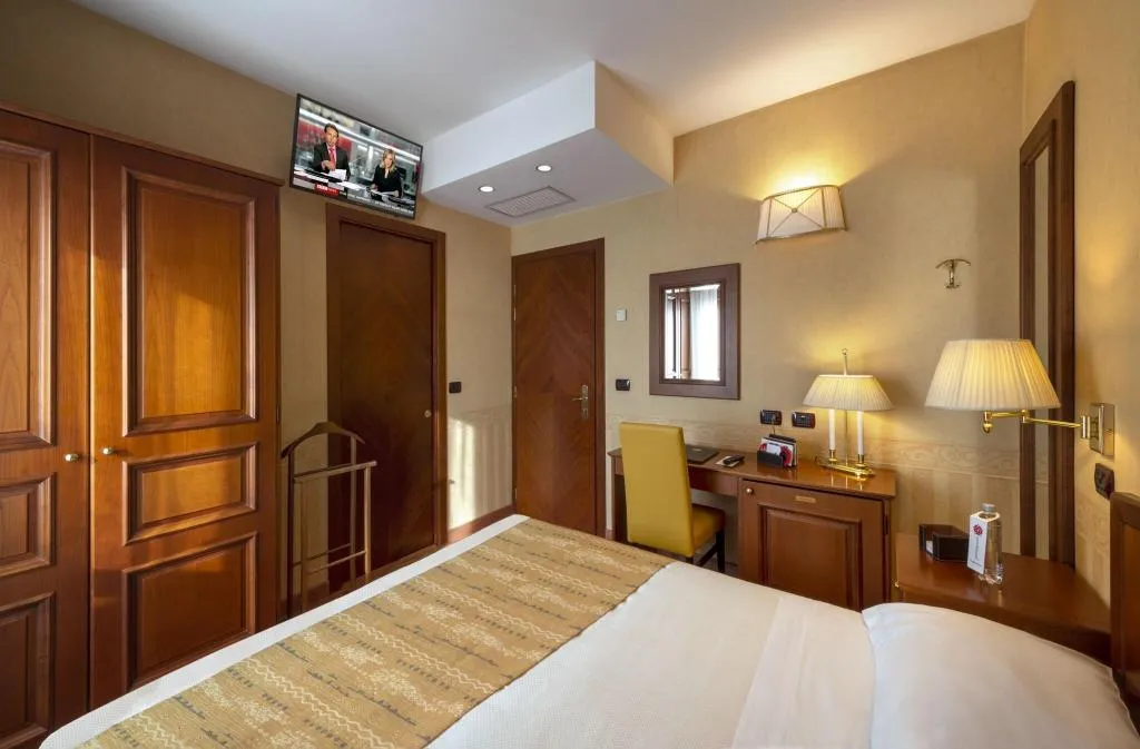 DOUBLE ONE BED Room, Lancaster Hotel, Milan