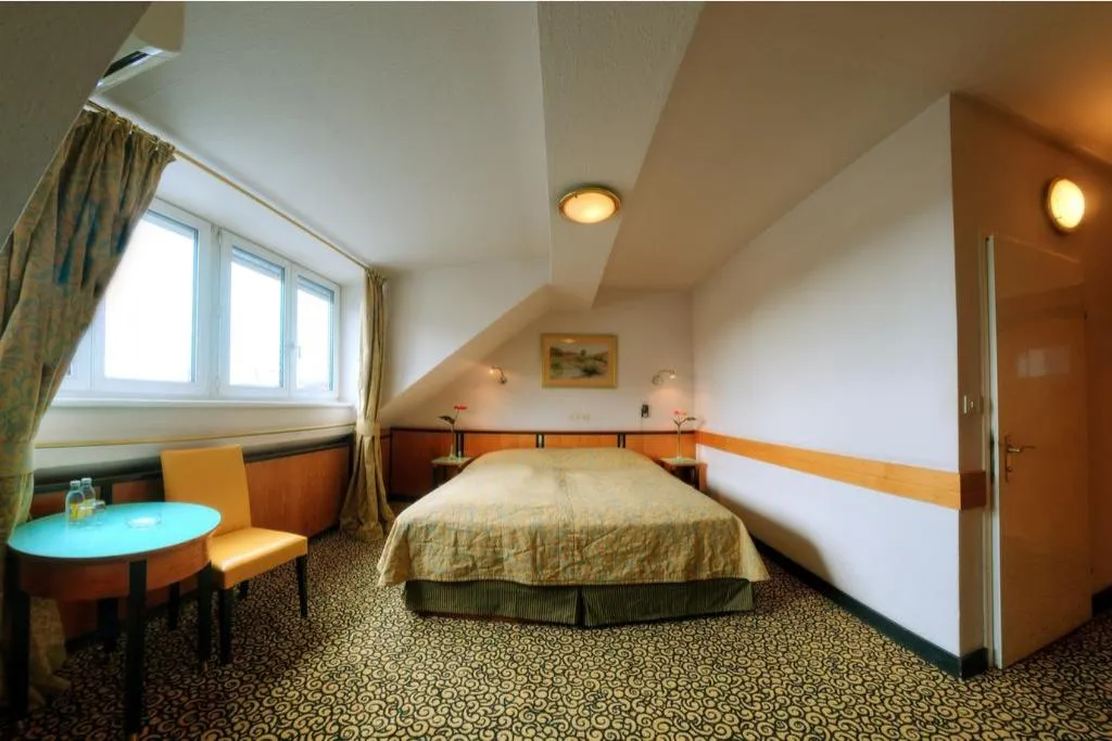 DOUBLE STANDARD Room, Carlton Opera, Vienna