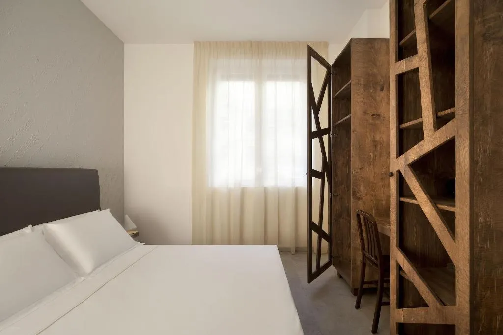 Room, La Chambre Milano, Milan