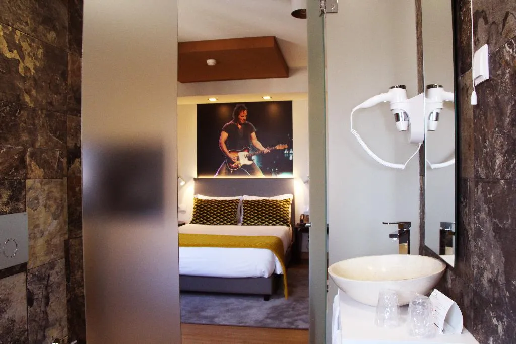 Room, America Diamonds, Lisbon