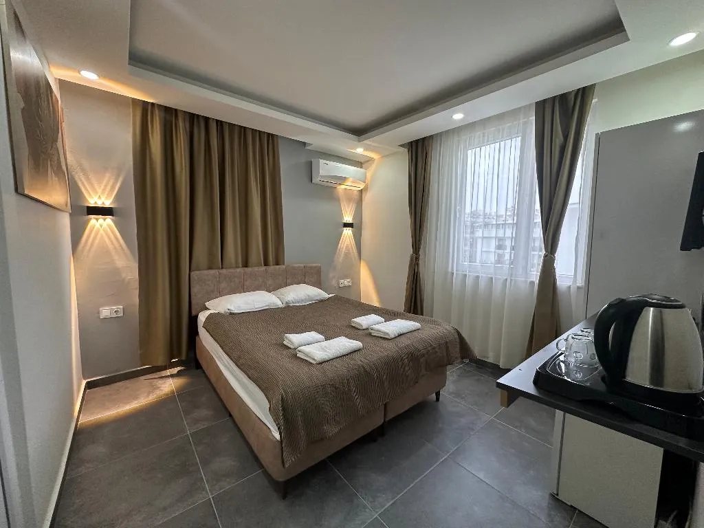 TRIPLE TWO DOUBLE BEDS Room, Babil Hotel, Antalya