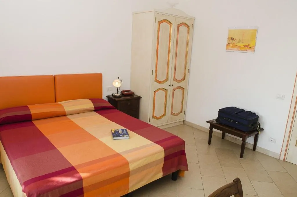 Room, Il Pertuso, Naples