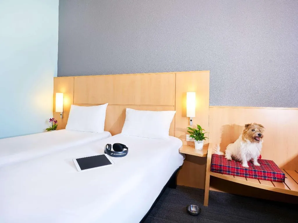 TWIN STANDARD Room, Ibis Como, Milan