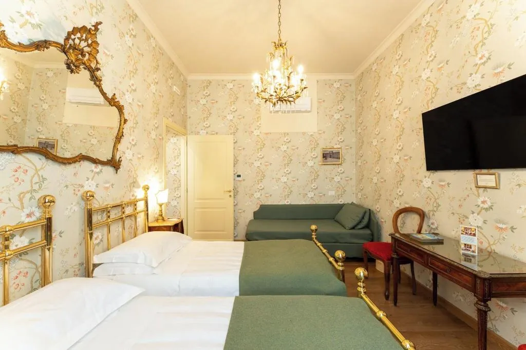 FAMILY ROOM CAPACITY 5 Room, Pendini, Florence