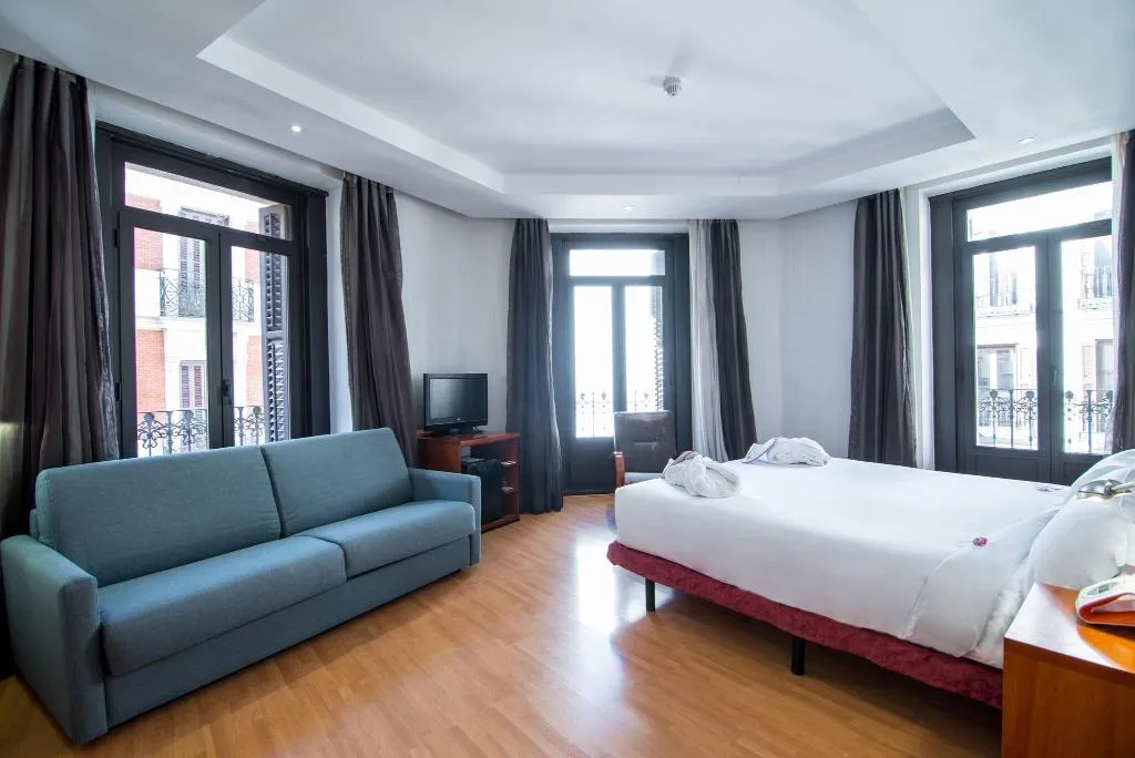 QUADRUPLE SUPERIOR Room, Petit Palace Preciados, Madrid