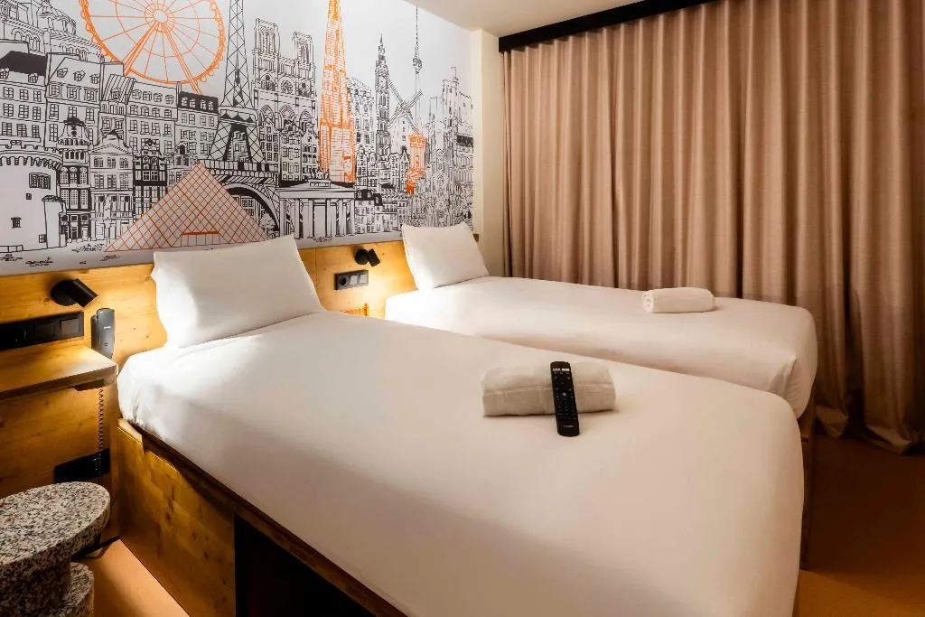 TWIN STANDARD Room, easyHotel Valencia Ciutat Vella, Valencia