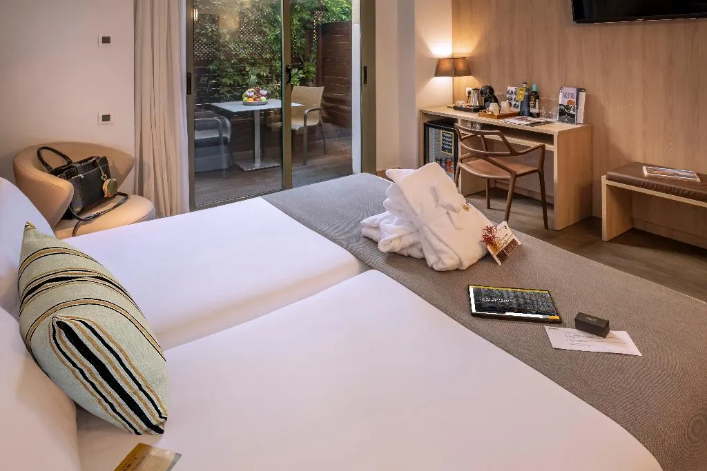 Double or Twin DELUXE WITH BALCONY Room, Serhs Rivoli Rambla, Barcelona