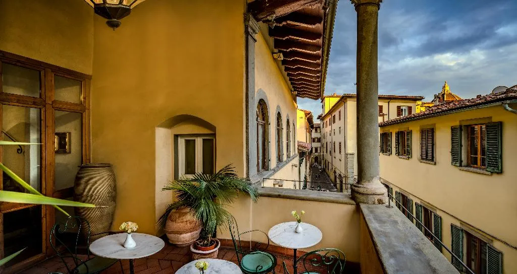 Terrace, Botticelli, Florence