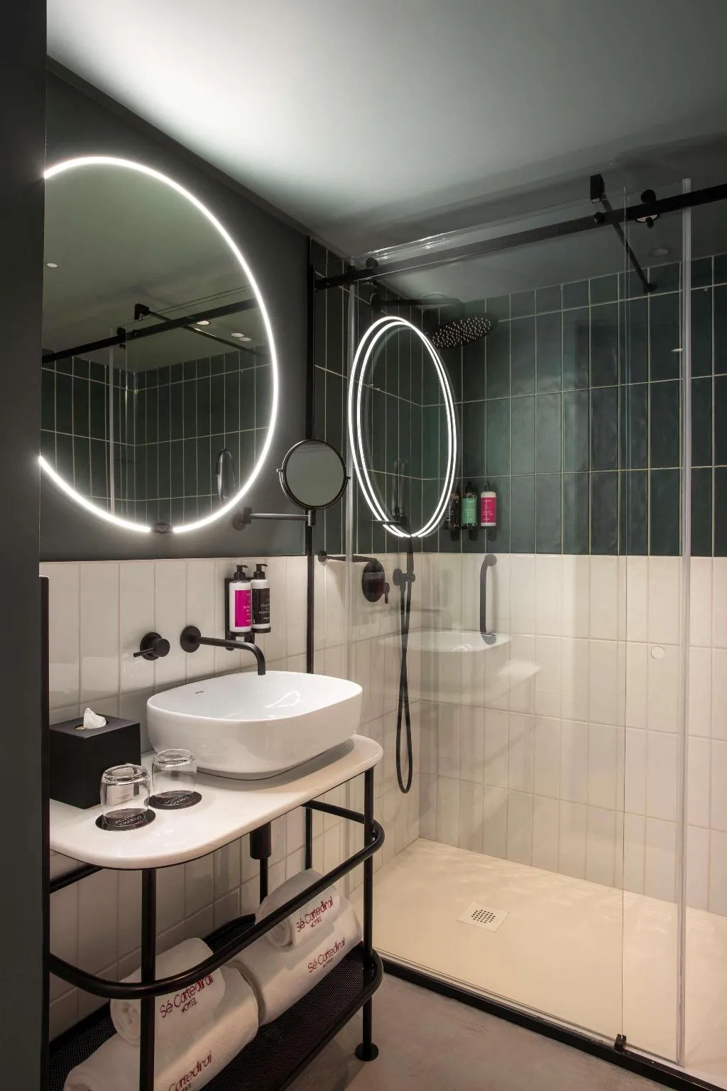 DOUBLE GUEST ROOM QUEEN BED Room, Se Catedral Hotel Porto, Tapestry Collection by Hi, Porto